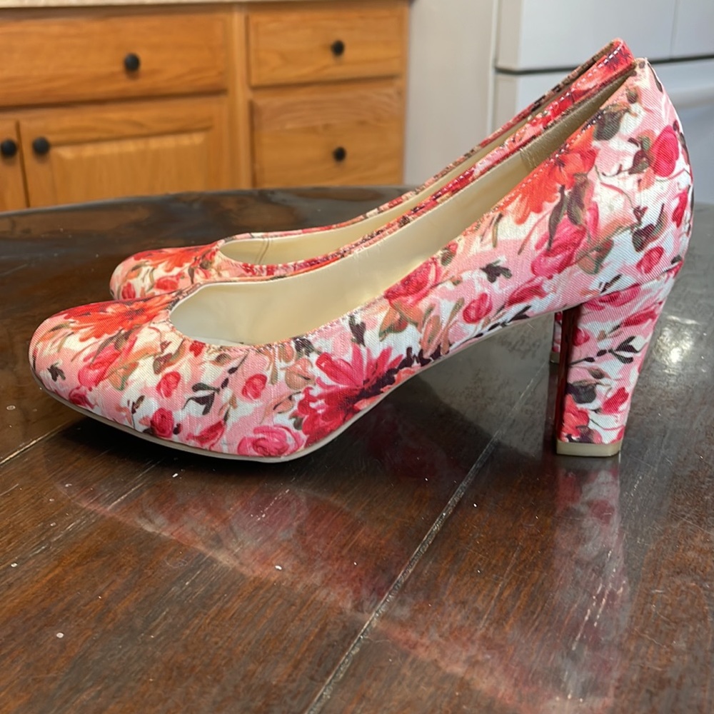 Super adorable flower print Laura Ashely heels.